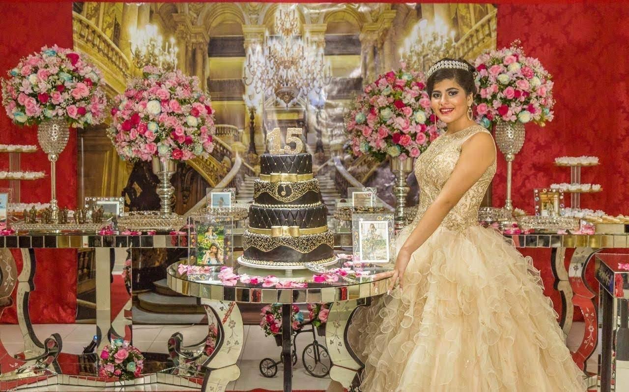 Bolo de casamento dourado com detalhes clássicos