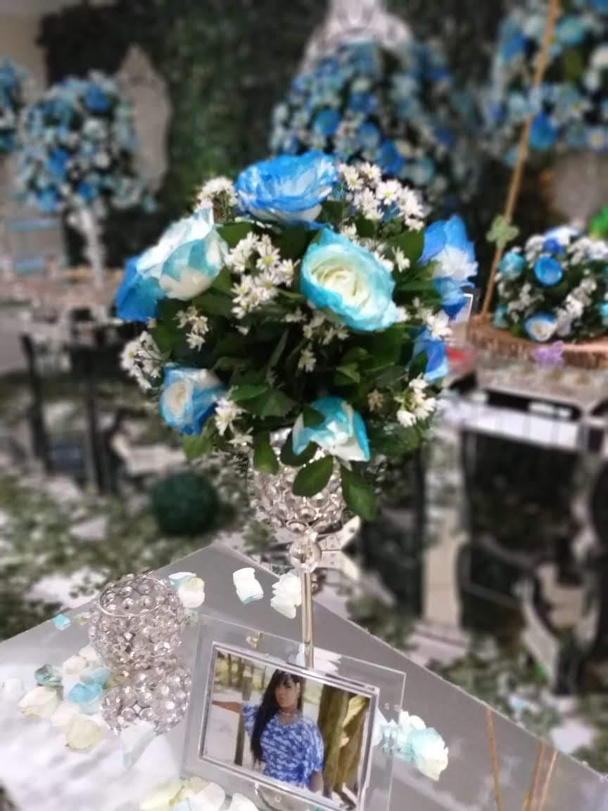 Centro de mesa com flores azuis e brancas